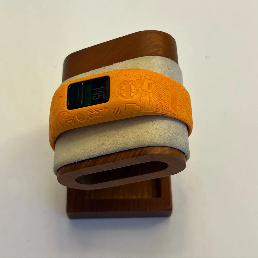 Garmin Vivofit Jr.2 (wall-e‎ theme, new batteries, kids smart watch)